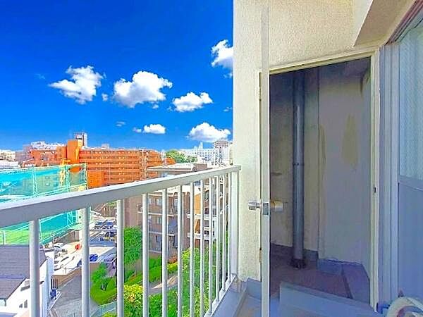 バルコニーには物入が設置されており、掃除道具やガーデニング用品など屋外で使う荷物をすっきりと収納できます。開放感ある眺望とともに、実用性も兼ね備えたバルコニーです。
