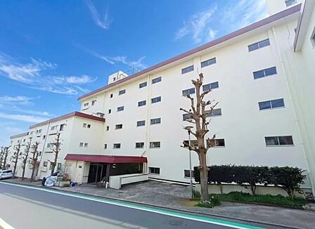 整然とした白い外壁が印象的な三ツ沢マンション。周辺は緑が多く落着きある住環境が整っており管理体制も良好。駐車場空き有15、000円/月～20、000円/月各EVコンセント付(R8年4月6日現在)