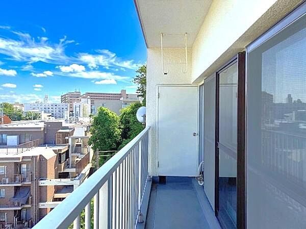 最上階のバルコニーから広がる抜けるような青空と横浜の街並みの眺め。視線を遮るものがなく、開放感あふれる景色が毎日の暮らしに豊かな彩りを添えてくれます。