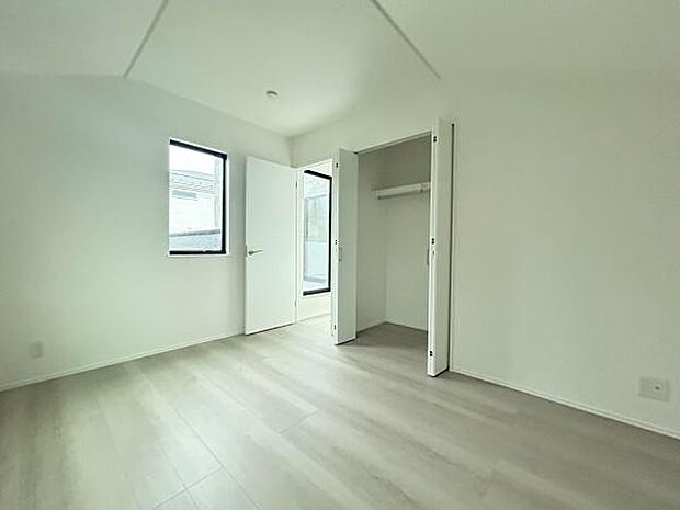 スモーキーな木目調フロアとホワイトの建具が美しく調和するスタイリッシュな室内。スタイリッシュな縦窓から心地よい光が差し込み、穏やかで落ち着いた雰囲気を演出します。