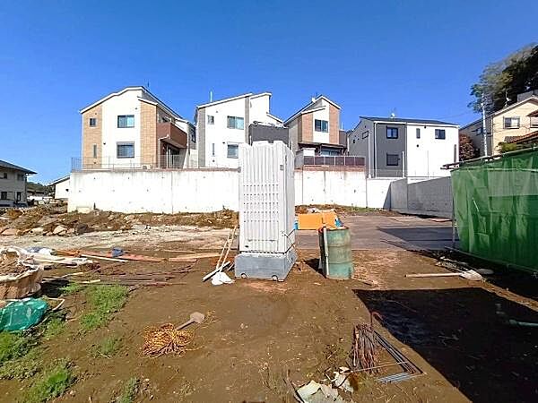 広々とした園内で四季の自然を感じられる「岸谷公園」徒歩8分の、緑豊かで閑静な住環境。休日はご家族でのびのびと穏やかな時間を過ごすことができます。