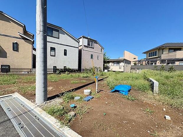 京急線「生麦」駅徒歩7分の立地。周辺は交通利便性と落ち着いた住環境が共存しており、スーパーやコンビニ・教育施設等が徒歩10分圏内に揃う家族が安心して暮らせるエリアです。