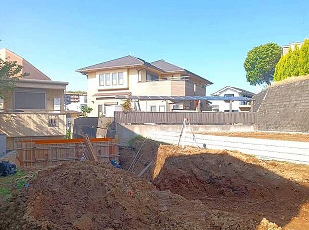広々とした園内で四季の自然を感じられる「岸谷公園」徒歩8分の、緑豊かで閑静な住環境。休日はご家族でのびのびと穏やかな時間を過ごすことができます。