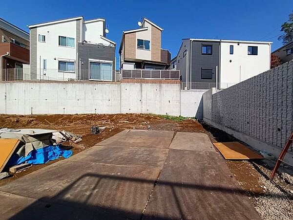 京急線「生麦」駅徒歩7分の立地。周辺は交通利便性と落ち着いた住環境が共存しており、スーパーやコンビニ・教育施設等が徒歩10分圏内に揃う家族が安心して暮らせるエリアです。
