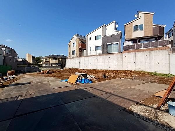 広々とした園内で四季の自然を感じられる「岸谷公園」徒歩8分の、緑豊かで閑静な住環境。休日はご家族でのびのびと穏やかな時間を過ごすことができます。