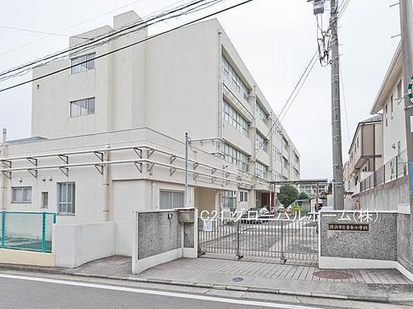 横浜市立岸谷小学校まで560m