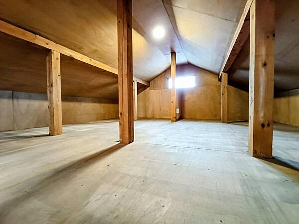 居室の収納をしっかりサポートしてくれる、広々とした大容量の小屋裏収納スペースです。普段使わない季節の家電やレジャー・アウトドア用品、かさばる荷物などをたっぷりと収納できます。
