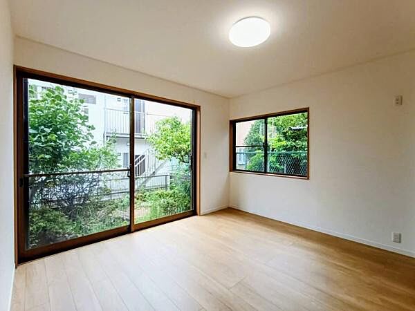 2面に配された大きな窓から美しい緑の景色と豊かな光が差し込む、開放感あふれる洋室。心安らぐプライベートな時間を過ごせる、明るく爽やかな空間です。