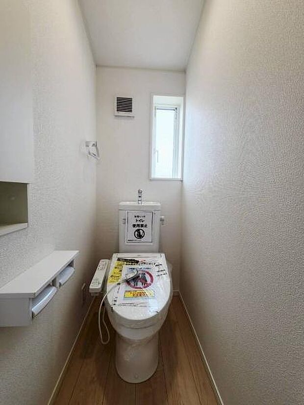 縦長の小窓が設置されており、日中は自然光が差し込む明るい空間です。換気扇も完備しているため、ニオイがこもりにくく、衛生的で爽やかな空気をキープできます。