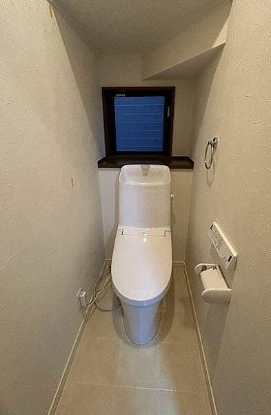 奥の小窓から自然光がたっぷりと届く、閉塞感のない明るく爽やかなトイレです。こまめな換気が自然にできるため空気がこもりにくく、いつでも心地よいクリーンな環境をキープできます。