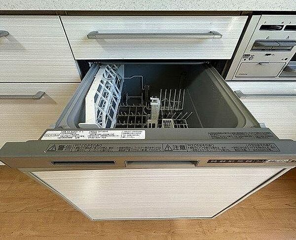 日々の暮らしにゆとりを生む「食洗機」標準装備。高温のお湯と高圧洗浄で、手洗いでは落ちにくい油汚れもスッキリ。手洗いよりも少ない水で洗えるため、節水・節約にもつながります。