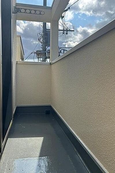 毎日の家事効率とプライバシー面を考慮した、使い心地の良いバルコニー空間です。お部屋からの出入りもスムーズで、毎日の洗濯干しや空気の入れ替え作業もラクラク行えます。