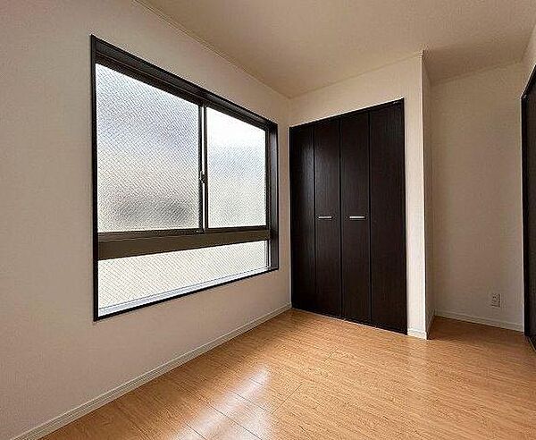 4.5帖の洋室～すりガラス窓のためカーテンを開けておいても外からの視線が気にならず、明るい空間で読書や作業に集中できます。