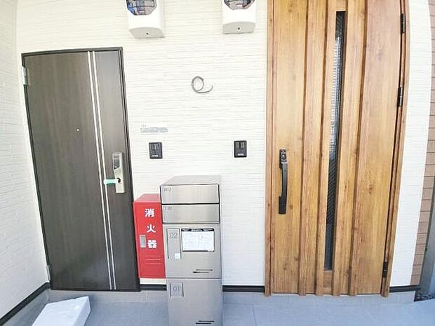 1階賃貸住戸とオーナー住戸の玄関を明確にゾーニングし、お互いのプライバシーと動線に配慮された安心のエントランス設計。不在時でも荷物を安心して受け取れる宅配ボックスは、日中外出が多い方にも重宝します。