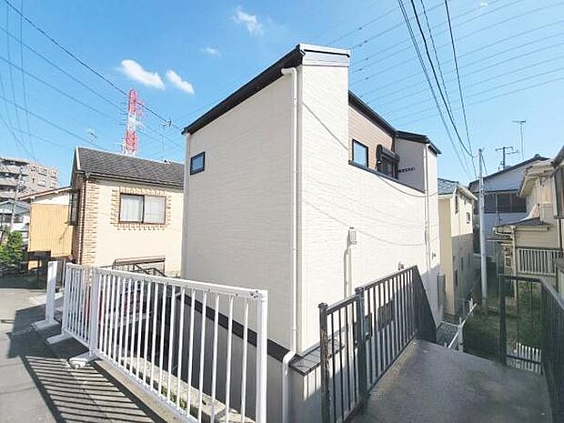幹線道路から一本入った静かな住宅地。通行する車も少なく、住環境としての静穏性が期待できます。落ち着いた環境での暮らしを叶えたい方におススメの立地です。