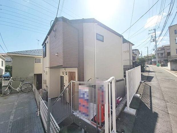 周辺に高層ビルなどが近接しておらず、空が広く感じられます。密集地特有の圧迫感が抑えられており、採光や風通しを確保しやすくなっています。