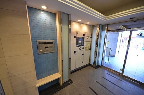 大型の宅配ボックスが設置されており、不在時でも24時間荷物を受け取ることができます。忙しい日常の中でも再配達を依頼する手間が省け、時間を有効に活用できます。