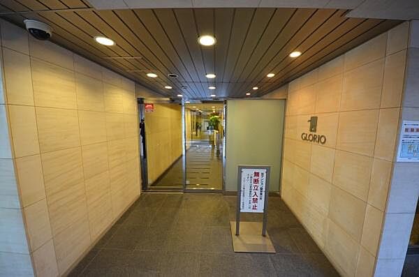 壁面には明るい色調の大型タイルが使用されており、落ち着いた清潔感のある雰囲気を演出しています。