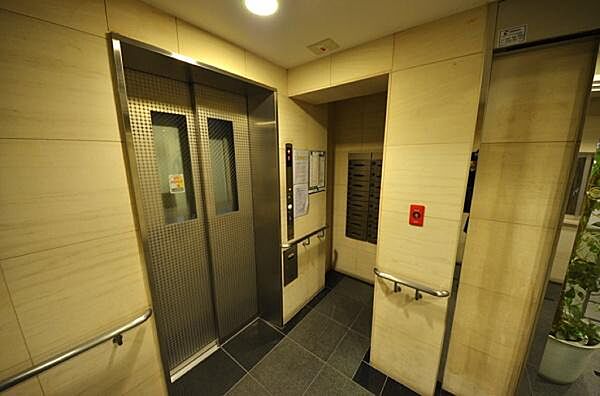 エレベーターの入り口横や通路の壁面に手すりが設置されており、高齢の方やお子様、足腰の弱い方も安心して移動できる配慮がなされています。