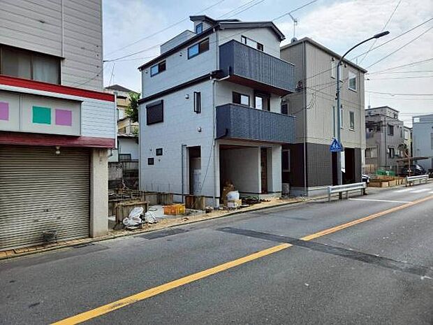 ルーフバルコニー付きの3階建～頂上の開放的な空間からの眺望と、WICによる豊富な収納が共存する、暮らしの満足度を高める住まいです。