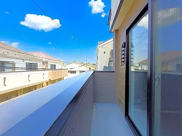落ち着いたダークトーンの外壁材が使われており、外からの見た目も重厚感があり、セキュリティ面での安心感にも繋がります。