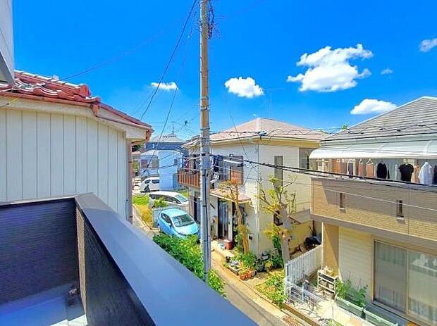 バルコニーからの眺望〜正面に高い建物がなく、空が広く見渡せるため、都市部の住宅地にありながら圧迫感を感じにくい開放的な眺望を楽しめます。