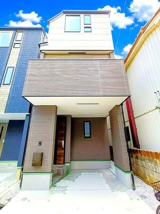横ラインの入ったサイディングが使われており、光の当たり方によって表情が変わり、建物に奥行きと高級感をもたらしています。