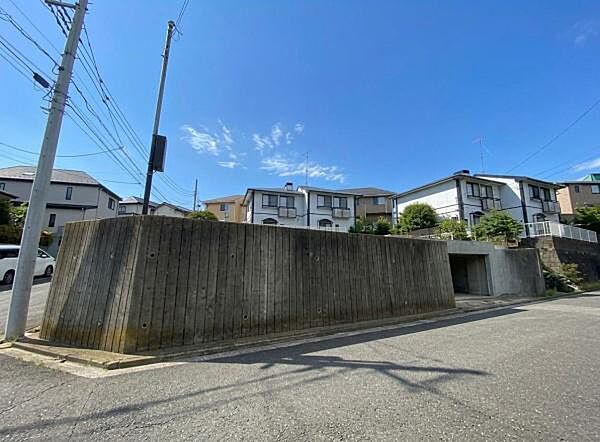 角地につき日当り、通風良好。2方向からアプローチできる利便性を活かし、カースペースと玄関の分離や、プライバシーに配慮した2世帯住宅のプランにもおススメです。