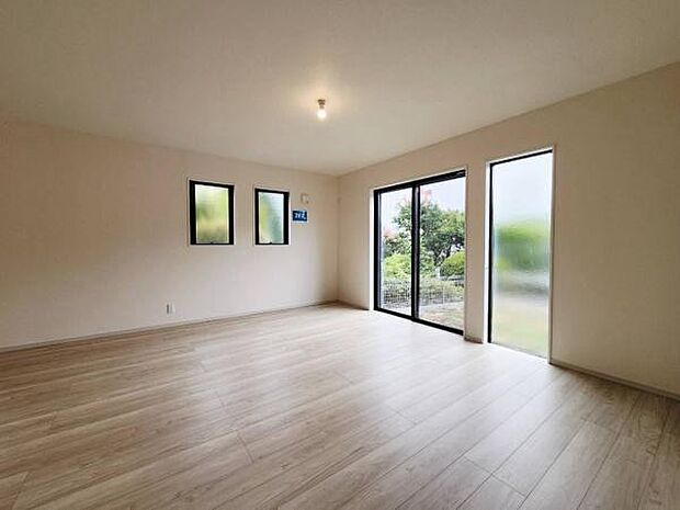 明るい木目のフローリングが優しく光を反射し、お部屋全体を広々と見せてくれます。開放的な対面キッチンやバルコニーへと続くスムーズな動線が、デザイン性と快適な暮らし心地をどちらも叶えます。