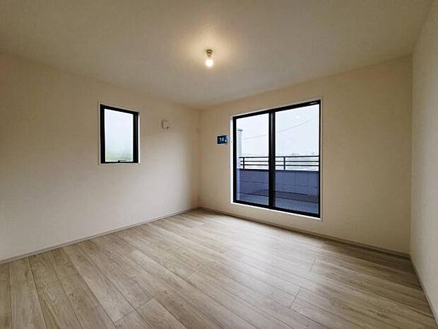 バルコニーに面した大きな掃き出し窓と、採光用の小窓を組み合わせた2面採光の洋室。明るさと通風のバランスに優れ、一年を通して快適に過ごせる居心地の良い住空間となっております。