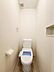 トイレ：ホワイトを基調とした、明るく清潔感のあるトイレスペース。無駄のないシンプルなデザインのトイレが、洗練されたモダンな空間を演出します。