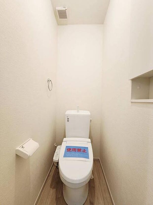 ホワイトを基調とした、明るく清潔感のあるトイレスペース。無駄のないシンプルなデザインのトイレが、洗練されたモダンな空間を演出します。
