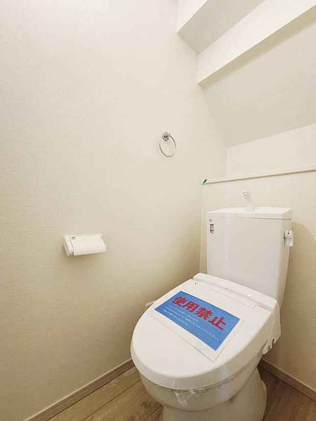 温水洗浄便座付きの機能的なトイレです。白で統一された空間は明るくすっきりとした印象を与え、毎日気持ちよくお使いいただけます。