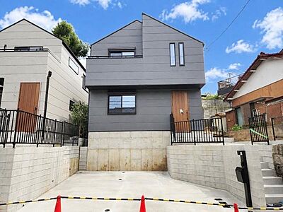 外観:カースペース並列2台可(車種による)。前面道路より高い位置に設計されているため通行人の目線が気になりません。 外観:カースペース並列2台可(車種による)。前面道路より高い位置に設計されているため通行人の目線が気になりません。