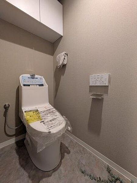 トーンを抑えた上品なインテリアコーディネートが光る、ホテルのような洗練されたトイレ空間。足元がすっきりとしたデザインにより空間にゆとりが生まれ、毎日使う場所だからこそ心地よさと美しさにこだわりました。