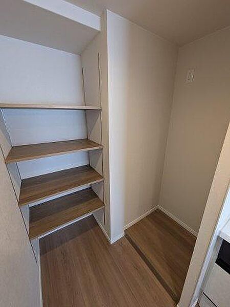キッチン横に設けられた、使い勝手の良い収納スペース。高さ調節が可能な可動棚には、食品のストックや調味料、食器などを効率よく整理整頓できます。