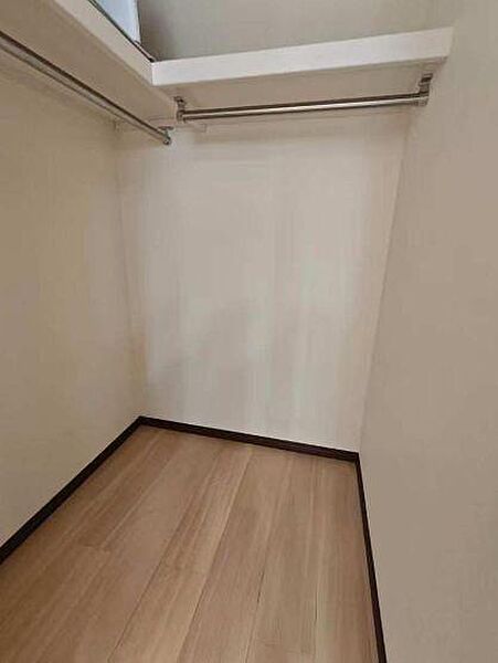 8.5帖の洋室には大容量のWICを完備。足元のスペースにもゆとりがあり、衣装ケースやチェストを置いてさらに収納力をアップさせることができます。