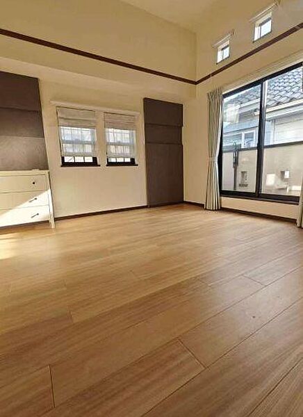8.5帖の洋室～天井が高く開放感にあふれた、明るく気持ちの良い洋室です。温もりを感じられる美しい木目のフローリングが、心地よい住空間を演出します。