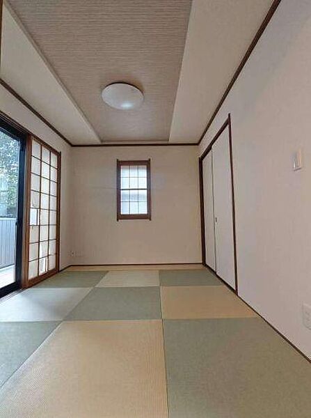 5.2帖の和室～グリーンとベージュの2色を市松模様に配した琉球畳が、伝統的な和室に現代的なセンスを加えた空間を演出。和の落ち着きを保ちながらも、スタイリッシュな印象を与えます。