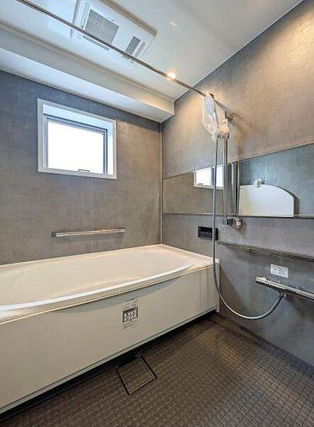 浴室空間に開放感と明るさをもたらす「ワイドミラー」を採用したほか、マンションでは嬉しい「自然換気ができる窓」を設置しています。