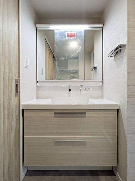 LDKやキッチンとトーンを合わせたライトウッドの面材を採用し、住まい全体に心地よい統一感をもたらすパウダースペースです。