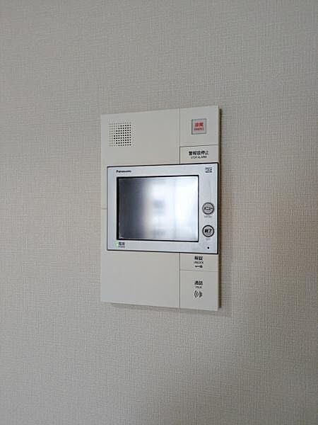 暮らしの安全性を高めるTVモニター付きインターホン。エントランスのオートロックと連動しており、手元でワンタッチ解錠ができます。