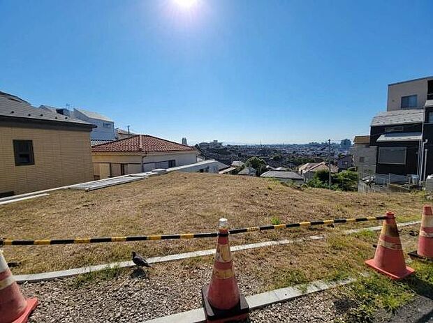 視界が大きく開けた高台に位置し、横浜の街並みを見渡す開放感が魅力。青空が広がるパノラマの眺めは、日々の疲れをやさしく癒やしてくれる暮らしのご褒美です。