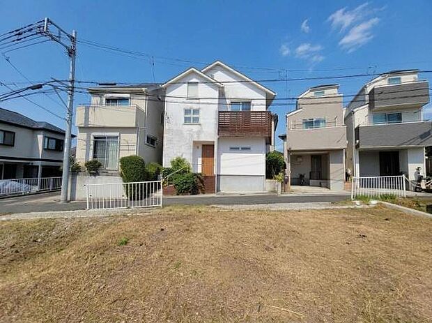 周囲に戸建てが立ち並ぶ穏やかな住宅地で、静かで安定した街並みが広がります。前面道路は公道のため毎日の車の出入りも快適。整然とした住宅地の中で、ファミリーが長く安心して住み続けられる立地です。