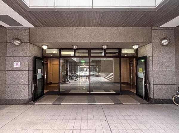 壁面には質感豊かな御影石風の石貼りを採用しており、居住者や訪れるゲストを格調高く迎え入れる、マンションの顔にふさわしい佇まいです。お気軽にお問い合わせください。