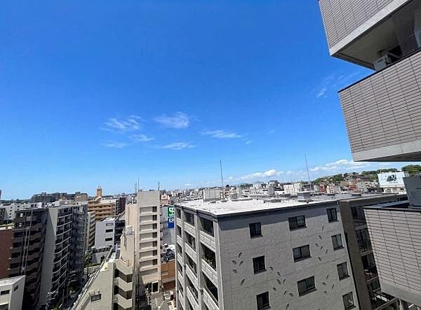高層階ならではの遮るもののない広い空が目の前に広がり、毎日の生活に圧倒的な開放感をもたらします。天候や季節によって表情を変える遠くの山並みを日常的に見渡すことができ、心安らぐ景色を楽しめます。