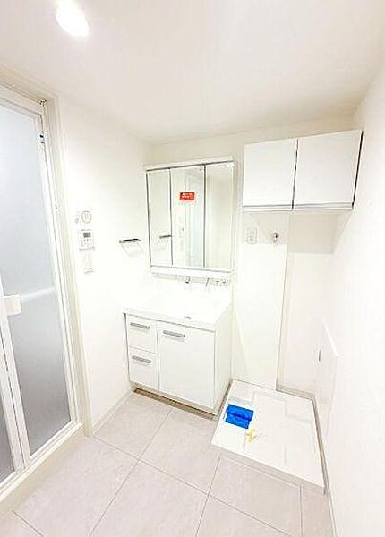 新調された三面鏡付きのスタイリッシュな洗面化粧台を完備。鏡の裏はすべて収納スペースになっており、洗面まわりの小物をすっきりと隠して収納できます。