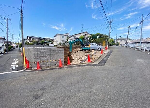 角地につき日当たり良好。前面道路は幅員が十分にあり、視界も良いため、お車の運転や出し入れが苦手な方でも安心して通行・駐車が可能です。