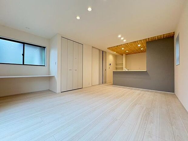 天井の木目調クロスと、カウンター・壁のグレーアクセントクロスの組み合わせが非常にスタイリッシュで、空間にメリハリを与えています。