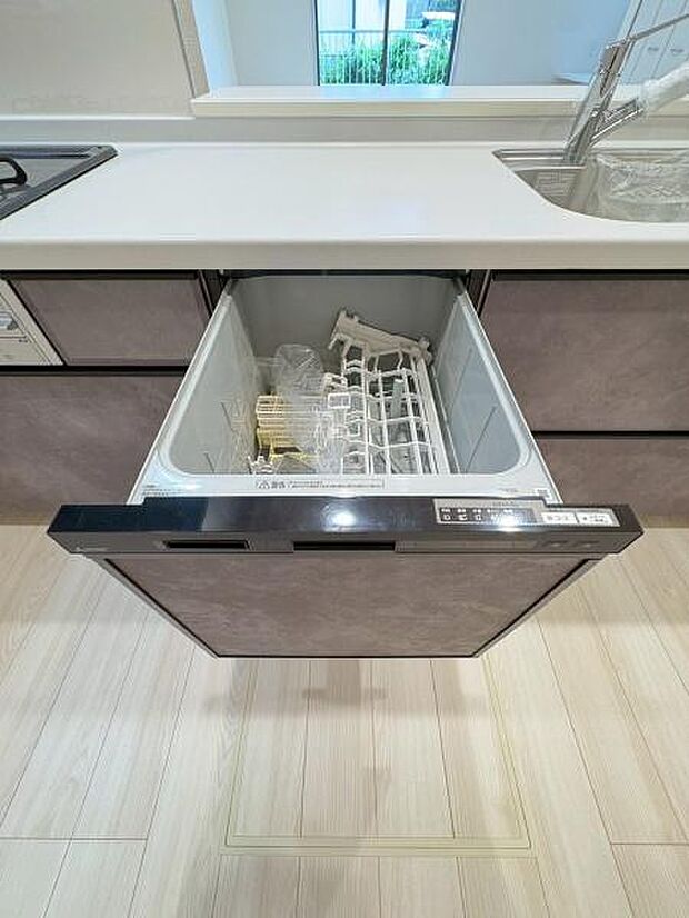 忙しい毎日の家事をサポートするスライドオープン式の食器洗い乾燥機や、同時に複数調理が可能な3口ガスコンロを標準装備しています。